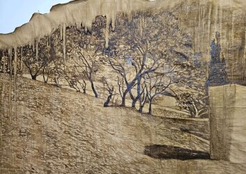 זיוה_ילין,_מה_שנשאר,_מיצב_תלוי_מקום,_טכניקה_מעורבת_על_נייר