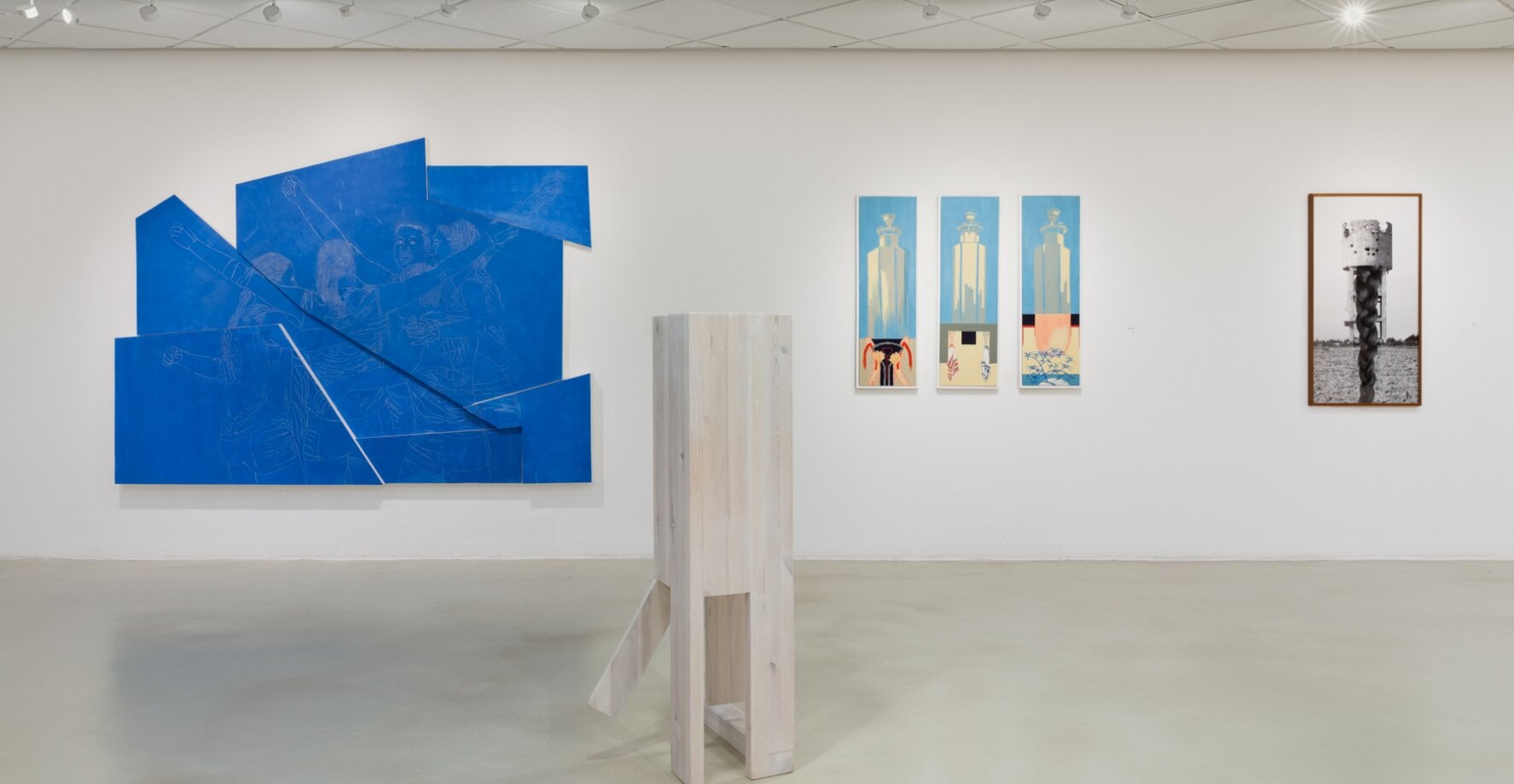 מראה_כללי_מהתערוכה_יחפות,_הגלריה_לאמנות_במרכז_ההנצחה_טבעון,_צילום_לנה_גומון