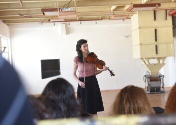 שירי_סבח_טייכר_מעשה_התקרבות_צילום_בועז_לניר