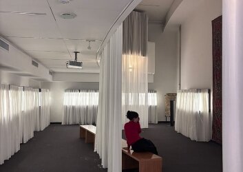 ⁨עיצוב_חלל_והצבת_עבודות_6__שחר_כהן_ואביגיל_קפון._צילום__שחר_כהן⁩